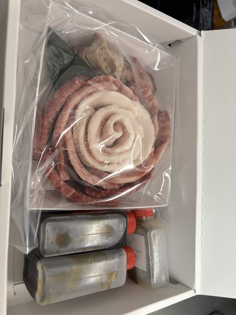 chunta_ug's tweet photo. 誕生日にいただいたお肉を食べます。
ホットプレートかガスコンロが欲しい https://t.co/9Xrnd15WGx