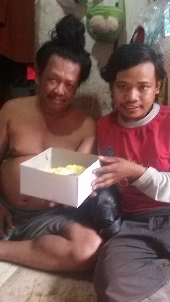 imasputra12's tweet photo. Happy birthday ayahku tgl 5 september 2018 ( umur 53 )
Aku kangen ayah 🥺
Sudah meninggal ayah 2023 (58) 🕊️🪦
Ayah becak jalan jalan 😔
Allah ya
#rezeki #bisu #tuli #ayah #becak https://t.co/mhiN1Jz1L7
