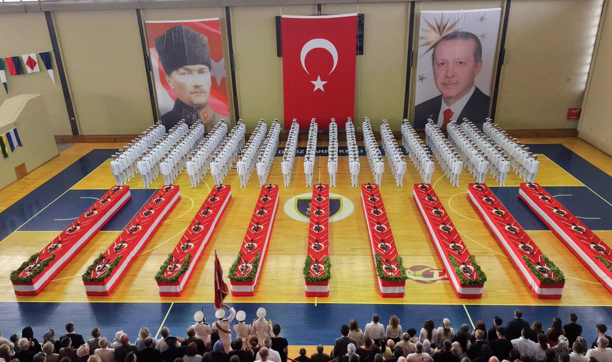 cemalettinsahn's tweet photo. Bu yıl Millî Savunma Üniversitesi Deniz Harp Okulunu kazanan ve intibak eğitimini tamamlayan adaylar; 25 Eylül 2026 tarihinde Deniz Harp Okulunda gerçekleştirilen törende ant içerek askerî öğrenciliğe adım attılar. #msu #dho https://t.co/x5nxh9F3TB