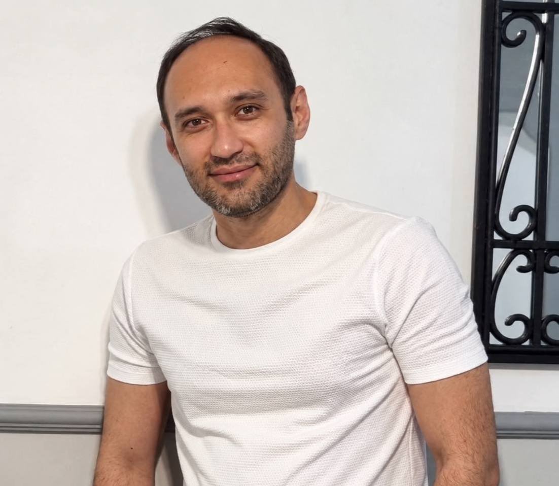 AmirMiresmaeili's tweet photo. نزدیکان امیرحسین موسوی، کاربر توییتری بازداشتی به من گفتند قاضی صلواتی در آخرین جلسه دادگاه کاملا وحشیانه و داعش‌وار فریاد زده که «یک لیوان آب به این پسره بدید تا همین‌جا سرش رو ببرم.»
امیرحسین آذر ۱۴۰۳ بازداشت شد و با اتهام‌های محاربه و افساد فی‌الارض در خطر حکم اعدام قرار دارد. https://t.co/zlc4Aarecr