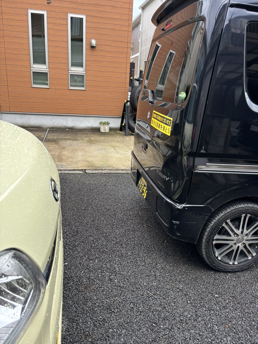 GloriaStardom's tweet photo. 明日は川崎行きますが、私の車は修理工場。なので代車です。家の前でamazonデリバリーの人に当てられました。宝くじ当たるかな？バンパー、ボンネット交換らしい。私は乗って無いので怪我はありませぬ。 https://t.co/e0zmWbt0DM