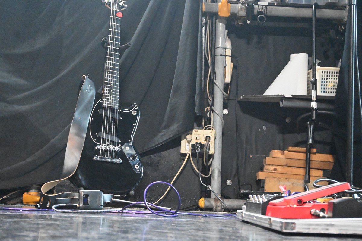 HIROKI_44444's tweet photo. SCHECTERのセミアコを遂にメルカリで見つけて、「おっ、いくかっ！？」って思ったけど、一体何に使うんだと思い留まっていた内に売れて、なんかホッとしてる…6弦ドロップAではギターソロ高い音出せんし、最近の機材は良いんだろうけど、デチューンした音はどうも好きになれなくて。コイツあるし。 https://t.co/p67sQ2mn0u