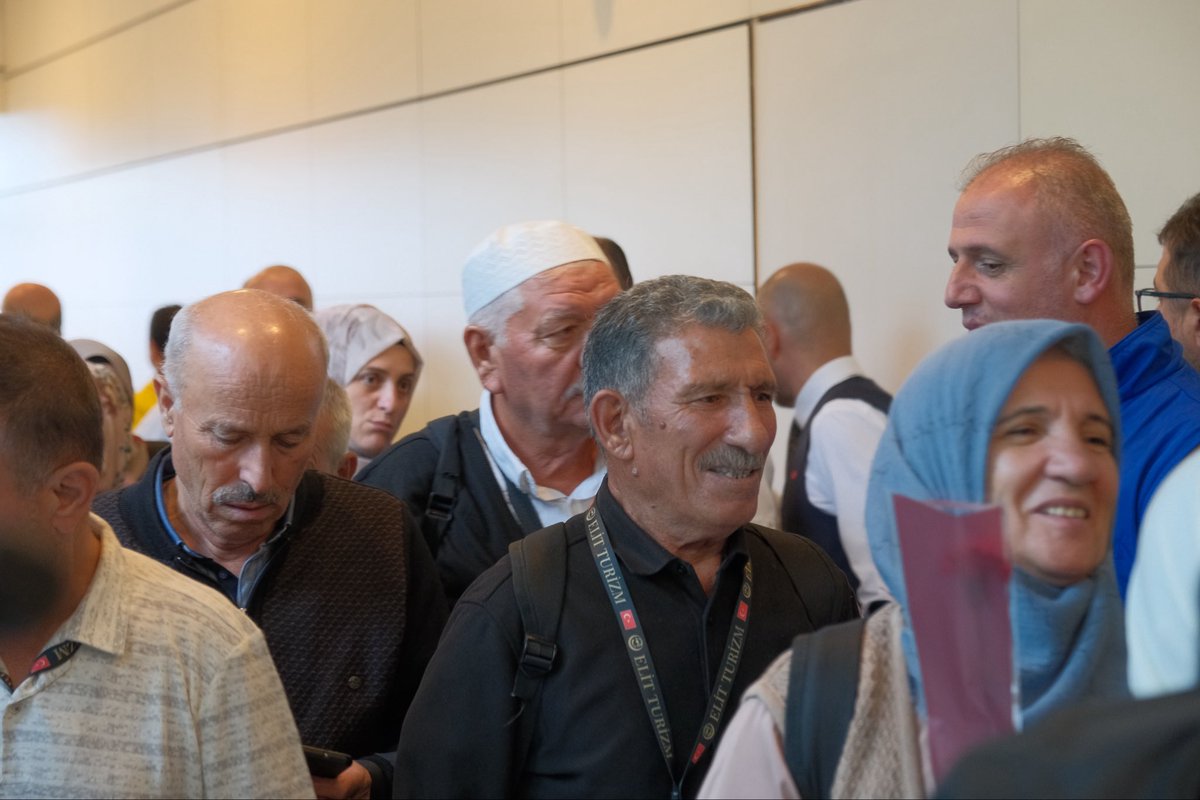GazilerVakfi's tweet photo. KUTSAL TOPRAKLARDAN 🕋 VATAN TOPRAKLARINA 🇹🇷

Ankara Vakıflar Bölge Müdürlüğü tarafından düzenlenen umre programı kapsamında kutsal topraklarda umre vazifesini yerine getiren kıymetli şehit ailelerimizi, Esenboğa Havalimanı’nda dualarla karşıladık.

Genel Başkanımız (Gazi) Lokman Aylar, Şehit Yakınları ve Gaziler Genel Müdürü Sayın Muharrem Kurt ve Ankara Vakıflar Bölge Müdürü Sayın Gökhan Bahçecik ile birlikte bu anlamlı buluşmaya eşlik ettik.

Mukaddes beldelerde edilen duaların aziz şehitlerimizin ruhlarına rahmet, şehit ailelerimizin gönüllerine huzur ve milletimizin birlik ve beraberliğine vesile olmasını niyaz ediyoruz.

Bu anlamlı programın gerçekleşmesinde emeği geçen herkese teşekkür ediyoruz.

Rabbimiz şehit ailelerimizin umrelerini kabul, dualarını makbul eylesin. 🤲🏻🇹🇷