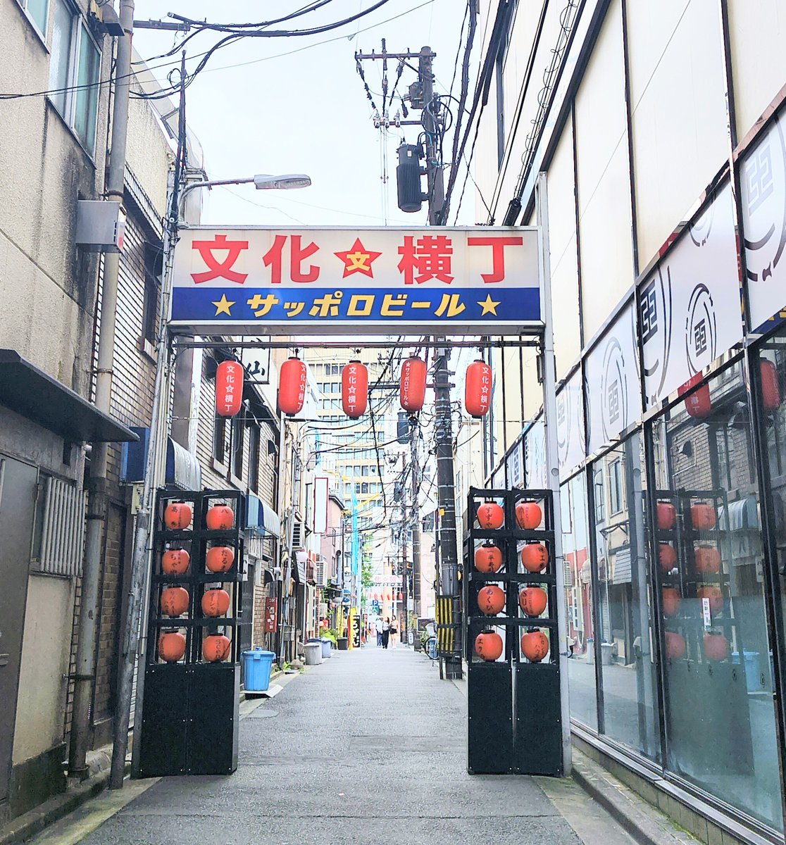 31030024Y's tweet photo. たしか���、15年前はそこにあった。
何度も練習したそばを女将に食べてもらいたくて、通っていた。
隣のお客さんと肩が触れ合うくらいの距離。
女将とのありふれた会話。
飾らない料理。
間違いなくそこが、炭火よりも温かい空間だった。
お世話になりました。
#仙台
#文化横丁
#すみやきホルモンだるま https://t.co/j3KVQB9Q8t