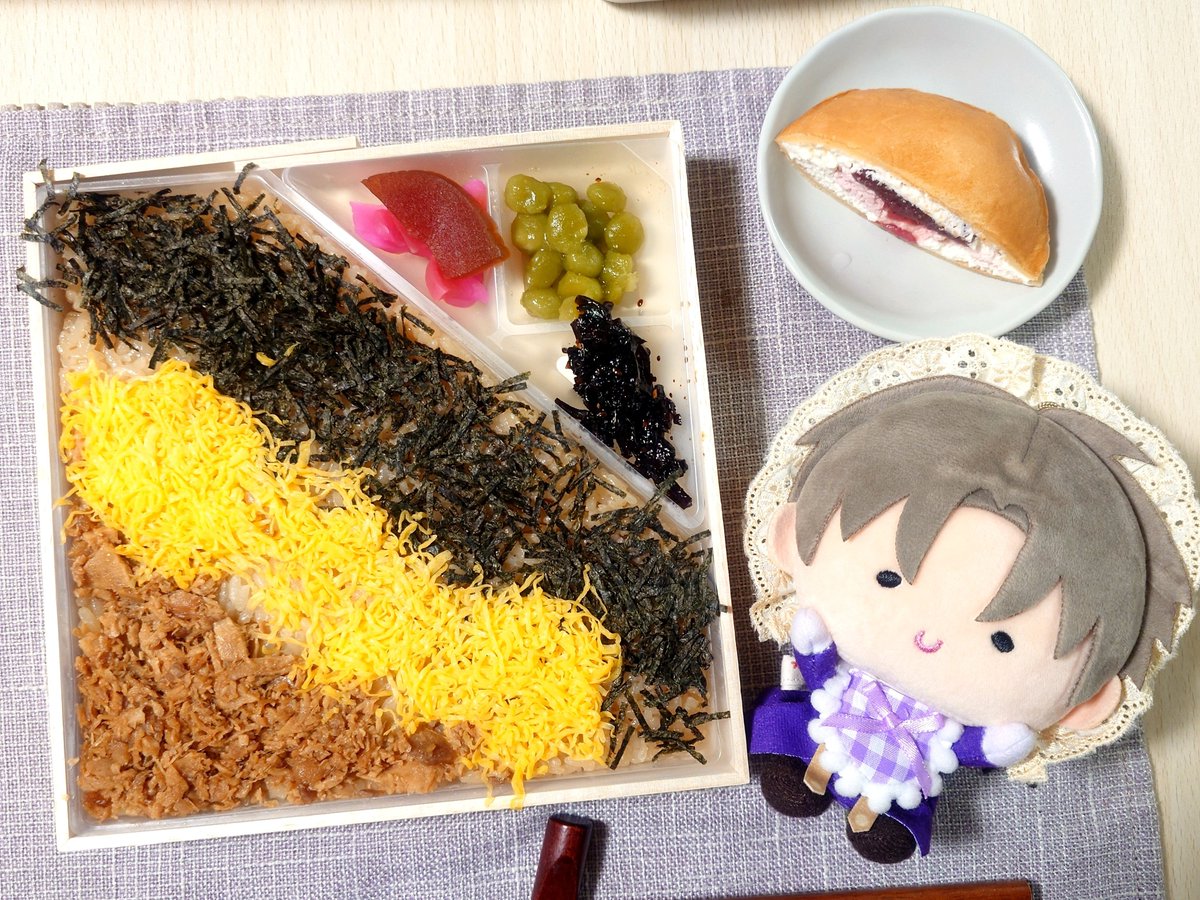 hutch_td's tweet photo. 今日のお夕飯は黎明でわだべくんが食べてた、東筑軒のかしわめしでした♡
一度食べてみたかったんだ〜！！
上品なお味で、肉そぼろが細か過ぎなくて良い！添えられた鶯豆がほんのり甘くて、いいアクセントでとても美味しかったです😋 https://t.co/0eyMu830kD