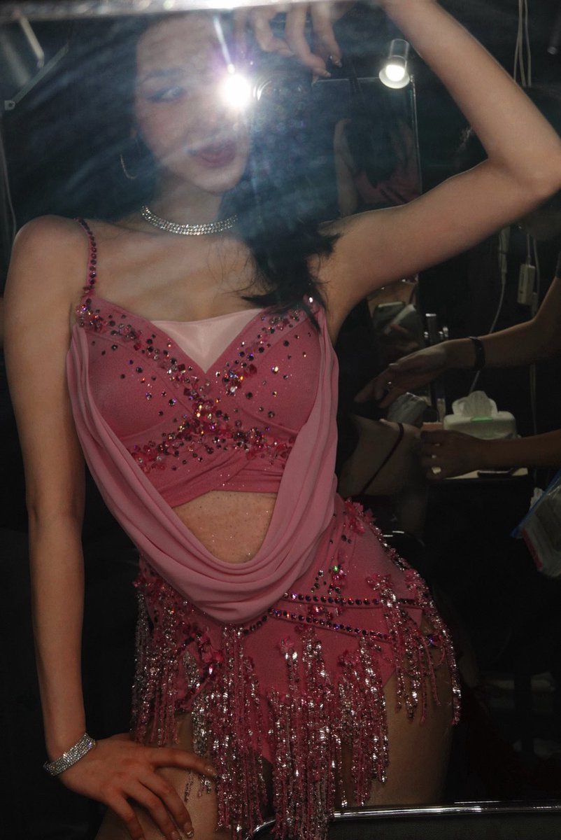 BABYMONSTER_PRT's tweet photo. pink glitter popstar !!! 💖✨ https://t.co/a8rd4hqp7F