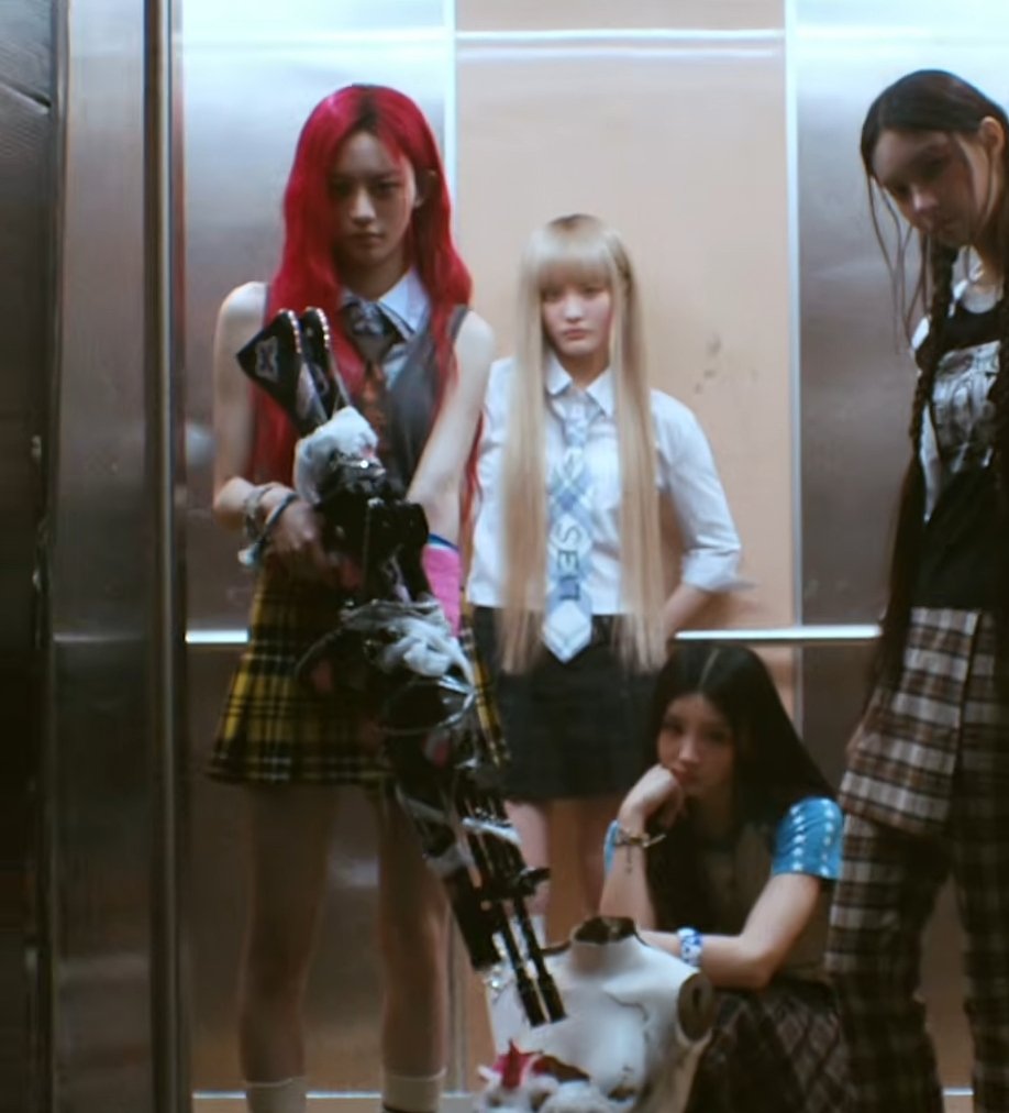 elit_quprids's tweet photo. Minju with that damn giant gun 😲 https://t.co/NPsQ9JbUD9