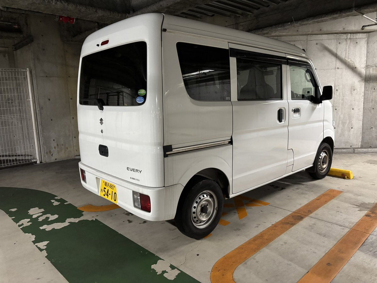 GloriaStardom's tweet photo. 代車は相手の車と同じエブリィ。
デリバリー請負の車は黒が多い気がします。
白は牛乳屋さんぽい。笑
明日は牛乳屋エブリィで川崎です。 https://t.co/Etzfa6cRMd