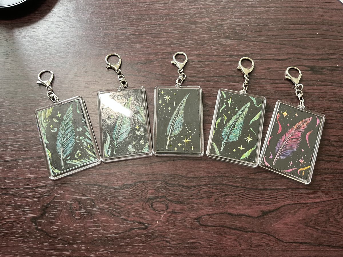 isana_natsuki's tweet photo. 幸運の羽キーホルダーを3点メルカリに出品しました！
出品してる子達はよく見たら訳ありでしたのでお値段下げています。まだ出品してない子は今の所1300円の予定です！
10/1からハッピーメルカリ市です✨
ぜひエントリーしてポイントGETしてくださいっ！
#スクラッチアート　#イラスト https://t.co/WZTxopmWXF