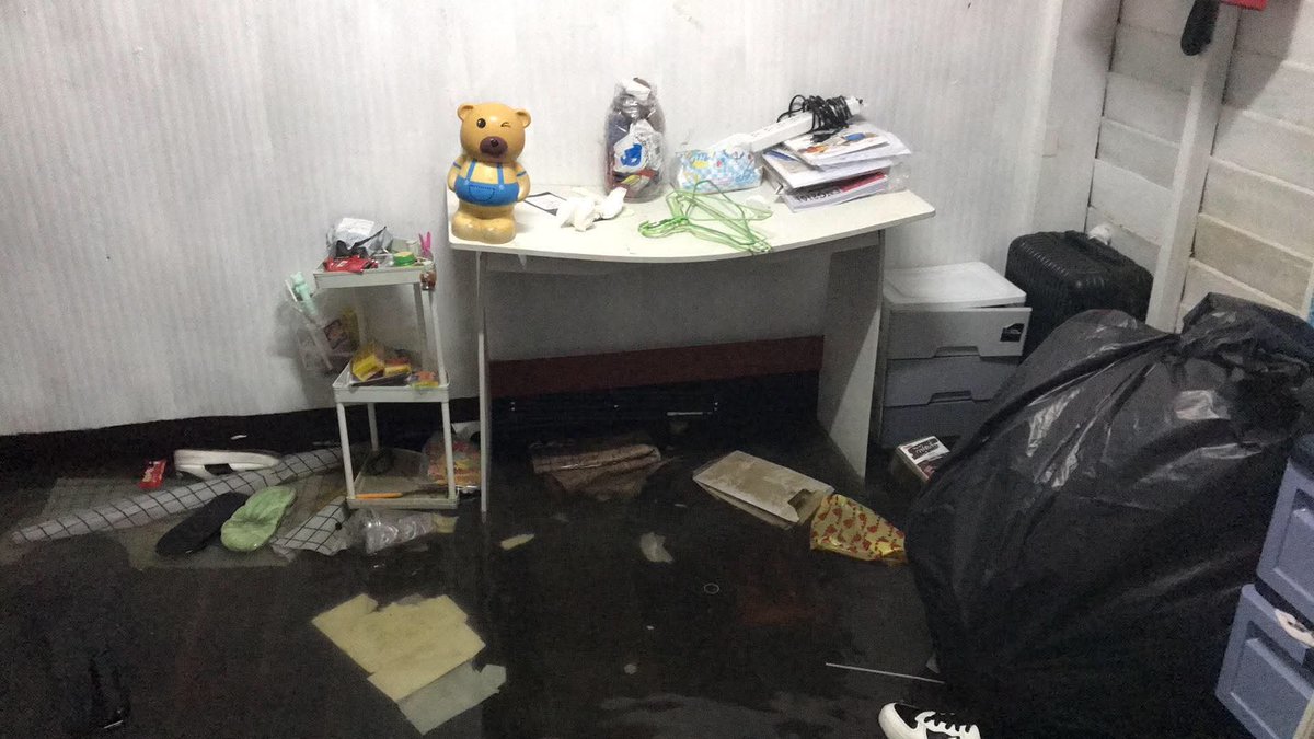 feear45's tweet photo. สถานการณ์ห้องเราตอนนี้4วันแล้วน้ำยังไหลออกจากห้องเลยแต่ผจกร้านไม่เข้า😢#น้ำท่วมกรุงเทพ #รามคำแหง #DMD https://t.co/urzzhT2qF2