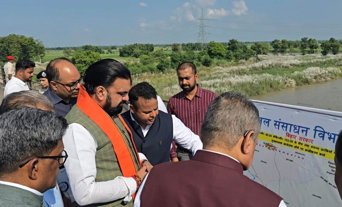 BJP4Bihar's tweet photo. आज माननीय मुख्यमंत्री श्री @samrat4bjp जी ने गंडक नदी के बढ़ते जलस्तर एवं बाढ़ की स्थिति का जायजा लेने हेतु गोपालगंज एवं मोतिहारी का हवाई सर्वेक्षण किया। 

इस दौरान माननीय मुख्यमंत्री जी ने बाढ़ प्रभावित क्षेत्रों में राहत, बचाव एवं आवश्यक व्यवस्थाओं को लेकर प्रशासन को आवश्यक दिशा-निर्देश दिए।

इस अवसर पर माननीय उपमुख्यमंत्री श्री विजय कुमार चौधरी जी, माननीय सांसद श्री राधा मोहन सिंह जी भी उपस्थित रहे।

#NDA4Bihar