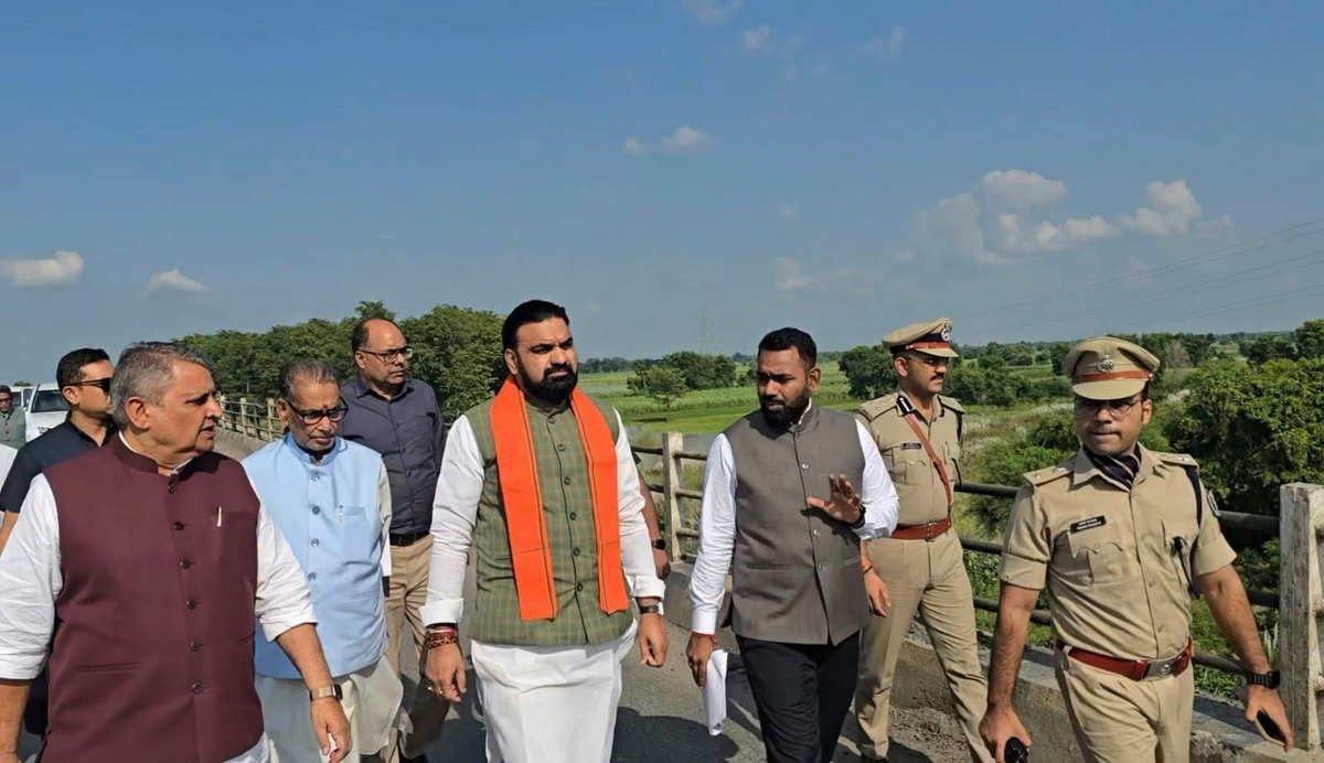 BJP4Bihar's tweet photo. आज माननीय मुख्यमंत्री श्री @samrat4bjp जी ने गंडक नदी के बढ़ते जलस्तर एवं बाढ़ की स्थिति का जायजा लेने हेतु गोपालगंज एवं मोतिहारी का हवाई सर्वेक्षण किया। 

इस दौरान माननीय मुख्यमंत्री जी ने बाढ़ प्रभावित क्षेत्रों में राहत, बचाव एवं आवश्यक व्यवस्थाओं को लेकर प्रशासन को आवश्यक दिशा-निर्देश दिए।

इस अवसर पर माननीय उपमुख्यमंत्री श्री विजय कुमार चौधरी जी, माननीय सांसद श्री राधा मोहन सिंह जी भी उपस्थित रहे।

#NDA4Bihar