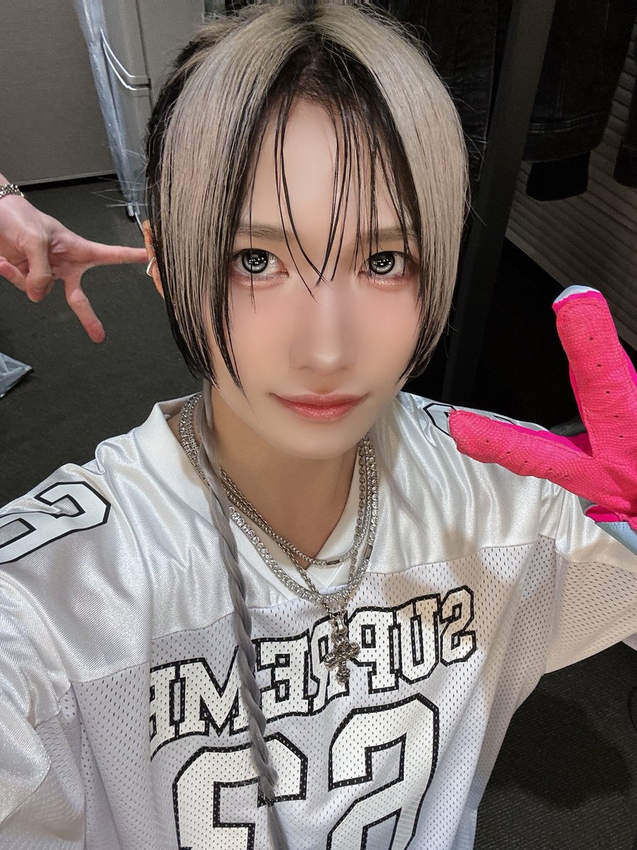 seven_deuce_OA's tweet photo. 月曜日 AKITO DAY🐯✨

こんばんは🌙
あと約1週間で誕生日のAKITOです‼️
毎年誕生日前はそわそわします…

もう間もなく10月🍂
一年あっという間ですね！！！
9月もRIVERzと一緒に沢山想い出作れたね📘
10月も会える機会がいっぱいで嬉しいです‼️

誕生月、RIVERzともっと幸せな月にしたいな✨
バースデーイベントも楽しみだね🎂
楽しもーう🥳

自撮りをしていたら現れたピース✌️
誰のでしょう⁉️

今週も一緒に頑張ろう🤝

#SevenDeuce #セブデュ #AKITO @akito__1006
