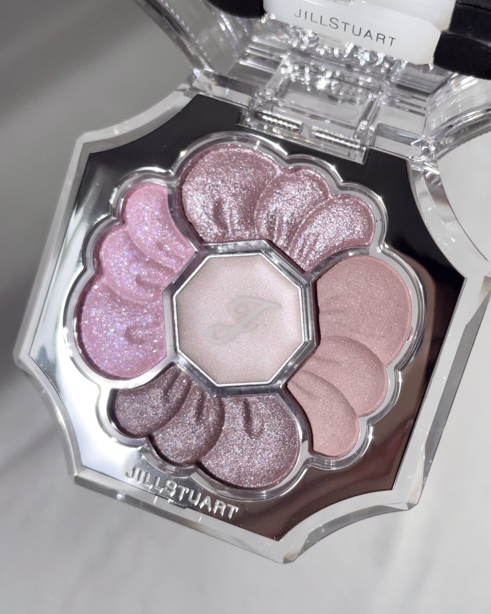aibymakeupppp's tweet photo. ジルスチュアートの06バイオレットミスト赤みも黄みも要らない青みラブなブルベにドンピシャだと思う。
 私はちょっとだけ血色感足したくて、下まぶたに少し手持ちのチーク重ねた🎀 https://t.co/XpHnSUeLlF