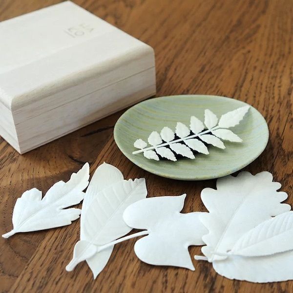 i_______DESIGN's tweet photo. 置いて香り、焚いて広がる、和紙で作られた葉っぱのお香。
HA KO(ハコ)　|　薫寿堂　|　1717r2

ー
A leaf-shaped incense made of washi paper, scenting the room quietly at rest, and filling it fully once lit.
HA KO　|　Kunjudo　|　1717r2

https://t.co/CWmSk4Xy3L https://t.co/EunP25iGP7