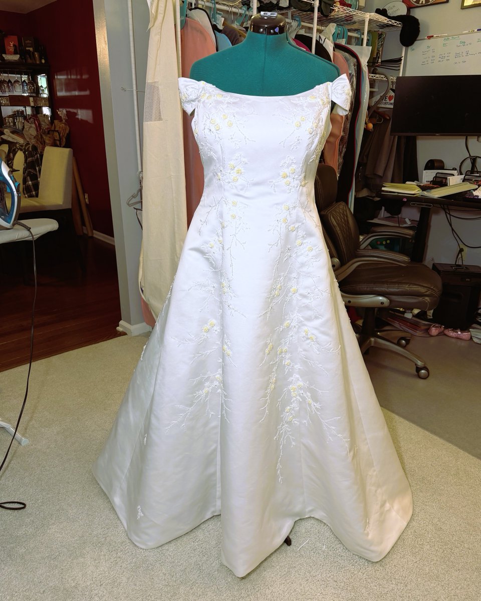 S_RockCustom's tweet photo. 👰✨ VINTAGE BRIDES: WE'VE GOT YOU! ✨👰

#VintageWeddingDress #WeddingDressAlterations #BridalAlterations #SRockCustom #VintageBride #HeirloomDress #BrideToBe #TailoredPerfection #PhillyBride #WeddingReady https://t.co/XR8U4ljWs8