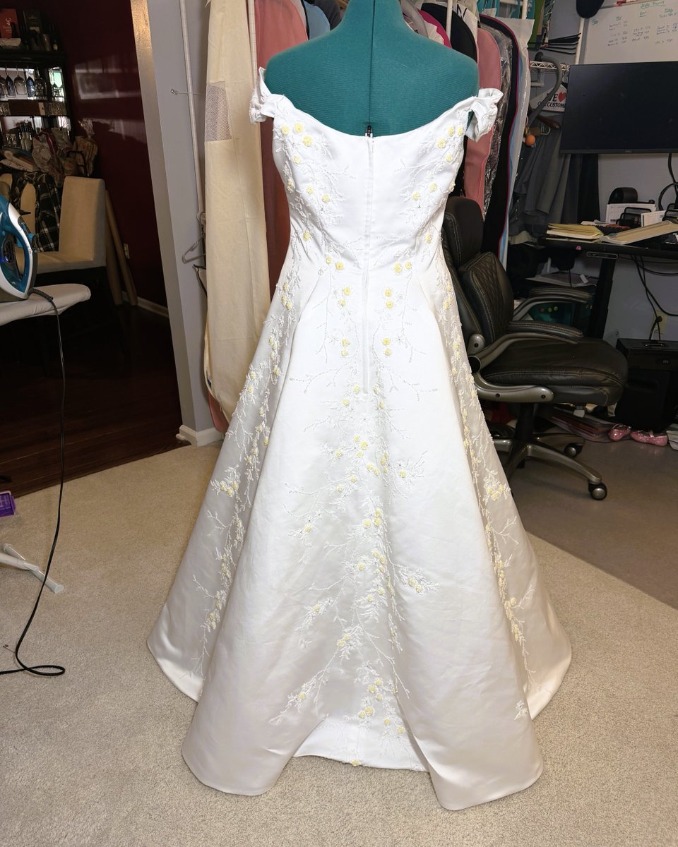 S_RockCustom's tweet photo. 👰✨ VINTAGE BRIDES: WE'VE GOT YOU! ✨👰

#VintageWeddingDress #WeddingDressAlterations #BridalAlterations #SRockCustom #VintageBride #HeirloomDress #BrideToBe #TailoredPerfection #PhillyBride #WeddingReady https://t.co/XR8U4ljWs8