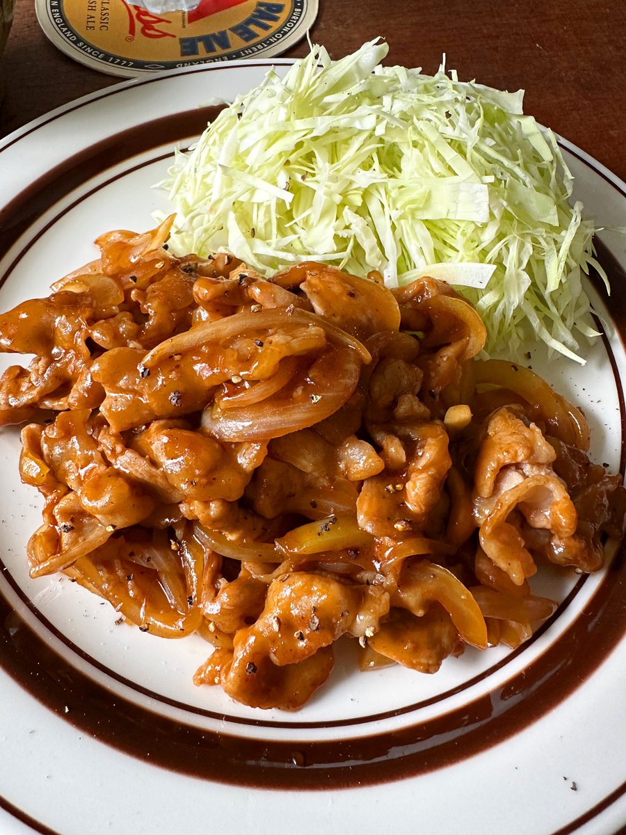 syunkon0507's tweet photo. 新米と食べたい【トンテキ風豚こま】

①玉ねぎ1/2個は薄切りに、豚コマ250gに塩胡椒少々、小麦粉(片栗粉)小1を絡める

②砂糖、醤油、ウスター(中濃)ソース、ケチャップ各大1(砂糖減らしてOK)、チューブにんにく2cmを合わせておく

③豚コマを炒め、色が変わったら玉ねぎを加えて炒め②を絡める

是非 https://t.co/MntNyul0G3
