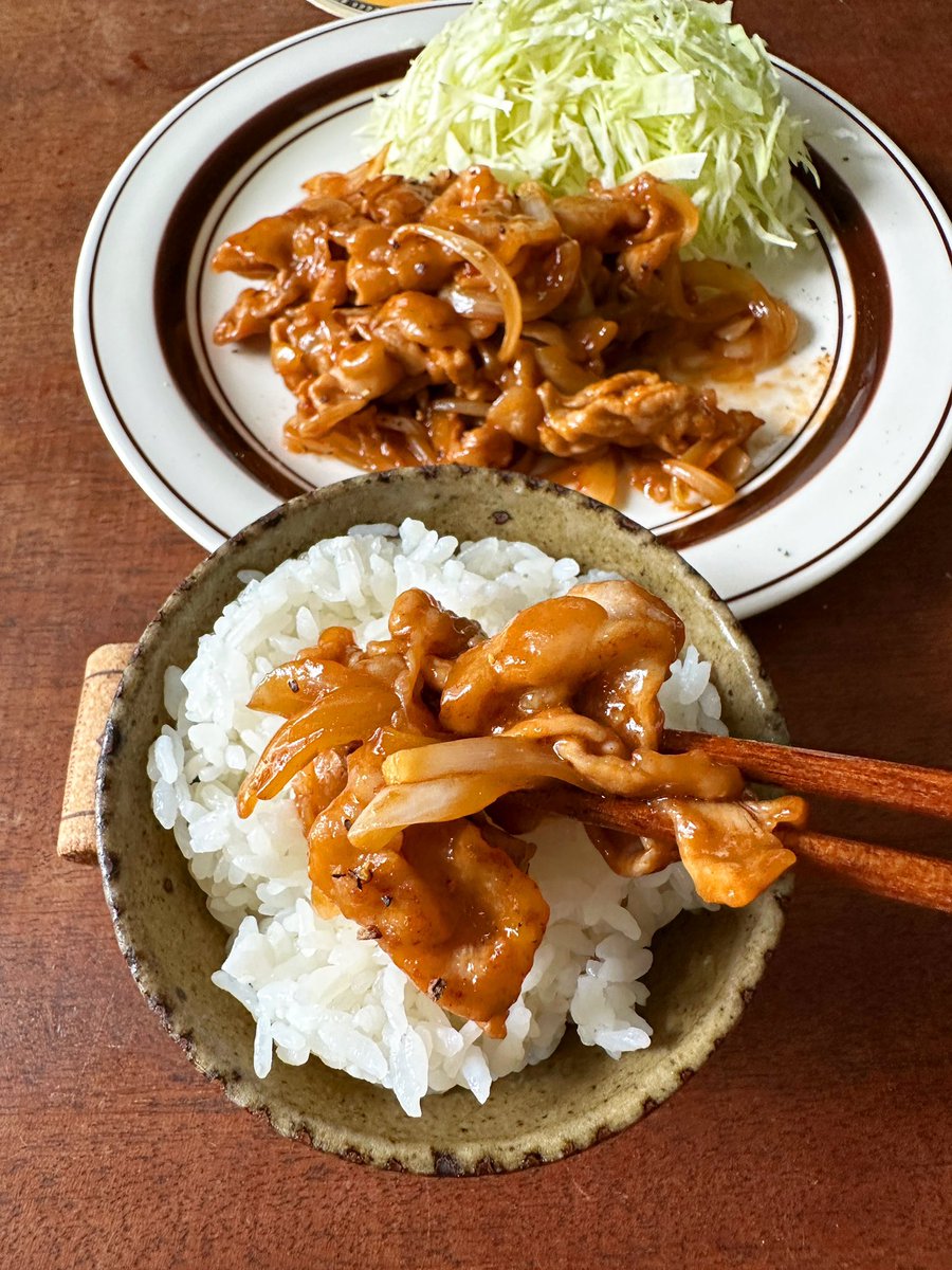 syunkon0507's tweet photo. 新米と食べたい【トンテキ風豚こま】

①玉ねぎ1/2個は薄切りに、豚コマ250gに塩胡椒少々、小麦粉(片栗粉)小1を絡める

②砂糖、醤油、ウスター(中濃)ソース、ケチャップ各大1(砂糖減らしてOK)、チューブにんにく2cmを合わせておく

③豚コマを炒め、色が変わったら玉ねぎを加えて炒め②を絡める

是非 https://t.co/MntNyul0G3