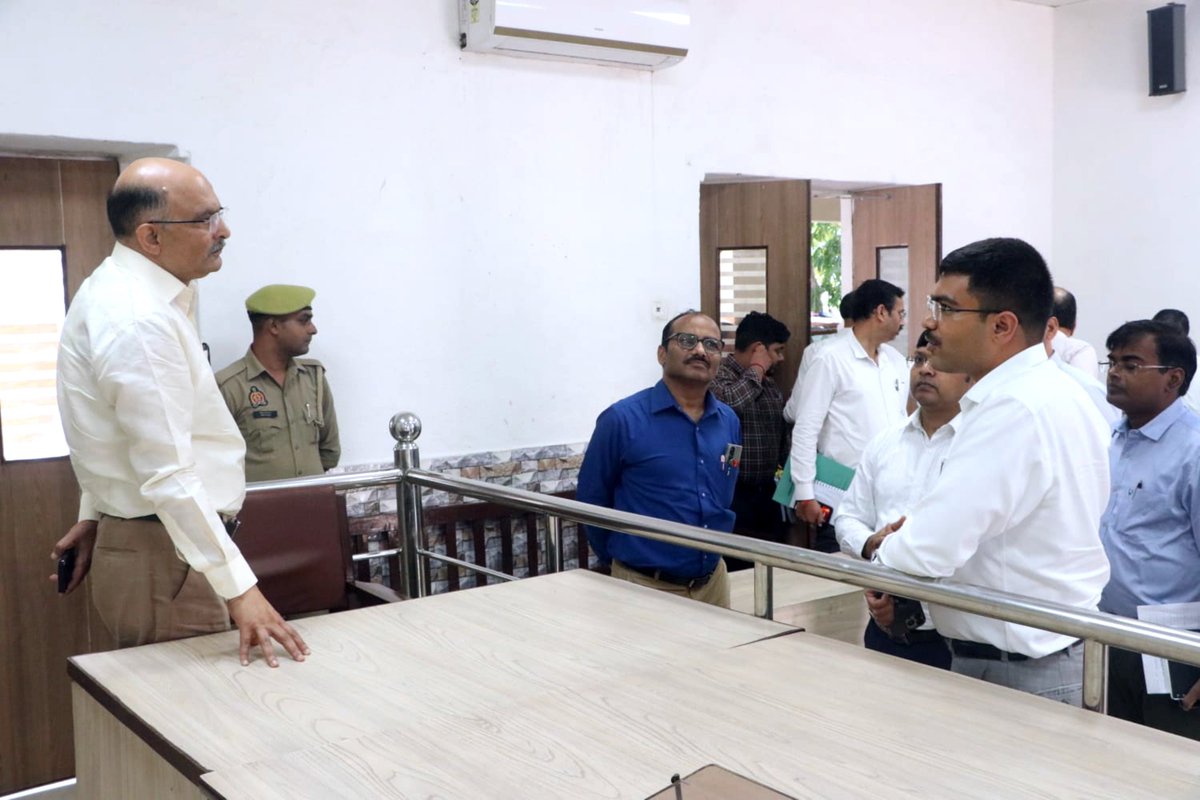 CommissionerAgr's tweet photo. उ०प्र० विधान परिषद आगरा खण्ड निर्वाचन 2026 को शांतिपूर्ण व सकुशल सम्पन्न कराए जाने हेतु निर्वाचन अधिकारी/मण्डल आयुक्त श्री नगेन्द्र प्रताप जी द्वारा जिलाधिकारी एवं अधीनस्थ अधिकारियों संग आयुक्त परिसर में बने नामांकन केन्द्र का निरीक्षण कर आवश्यक दिशा - निर्देश दिए गए. https://t.co/76C6KULaGL