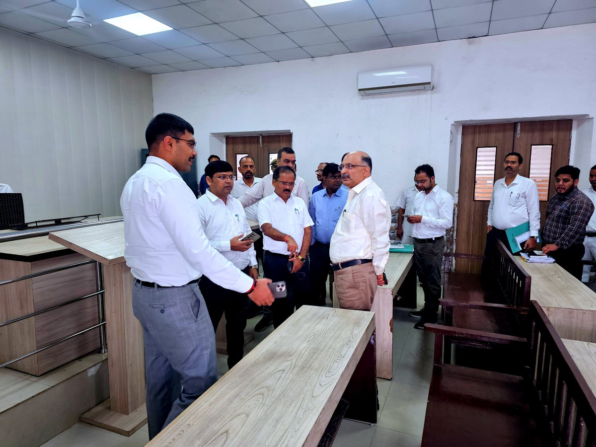 CommissionerAgr's tweet photo. उ०प्र० विधान परिषद आगरा खण्ड निर्वाचन 2026 को शांतिपूर्ण व सकुशल सम्पन्न कराए जाने हेतु निर्वाचन अधिकारी/मण्डल आयुक्त श्री नगेन्द्र प्रताप जी द्वारा जिलाधिकारी एवं अधीनस्थ अधिकारियों संग आयुक्त परिसर में बने नामांकन केन्द्र का निरीक्षण कर आवश्यक दिशा - निर्देश दिए गए. https://t.co/76C6KULaGL