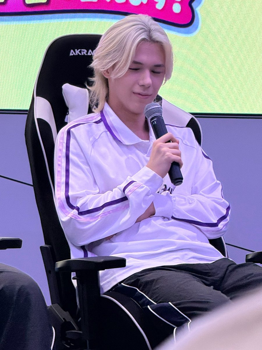 moltyoco12345's tweet photo. 昨日のUNLIMIT目閉じてる集
#Apex 
#UNLIMIT 
#UNLWIN https://t.co/s32CWxNtWC