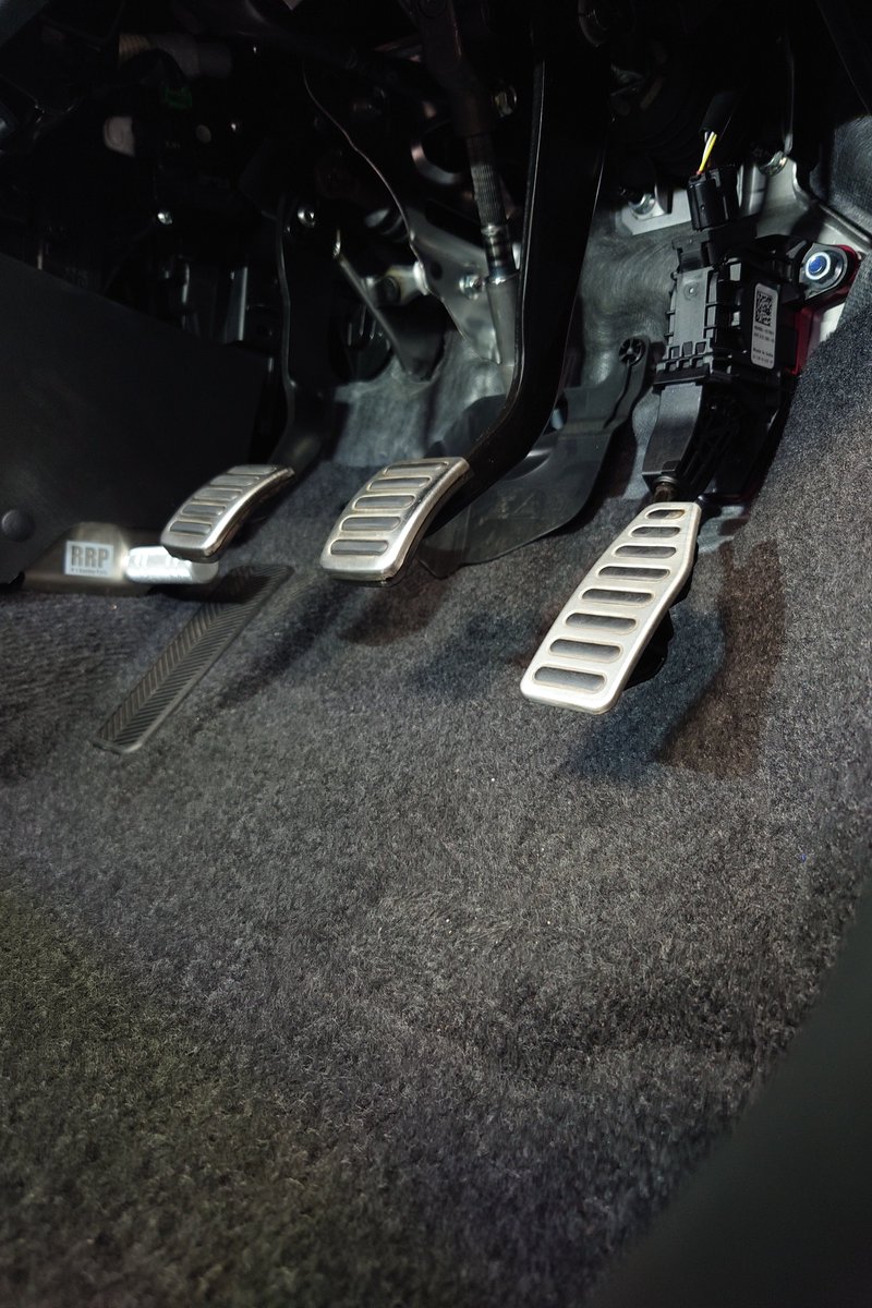 Lu938229869's tweet photo. 当日追加でシフトノブとアクセルポジションスペーサーも追加購入しました。
アクセルスペーサーは自分で取付しました。
操作系がアールズで揃ってしまいました。 https://t.co/MAvoQuXm6I
