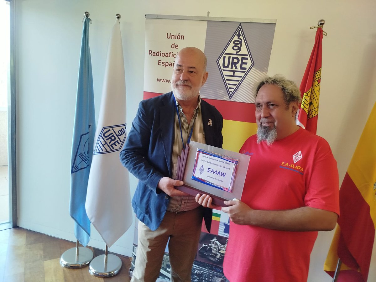 EA4AW's tweet photo. En Iberradio (@ure_es ) me entregaron el trofeo al expedicionario del año 2025. Gracias a todos por esos 54.843 contactos y encantado de haberos conseguido 38.605 nuevos endosos absolutos. https://t.co/hFygXBo4Kq