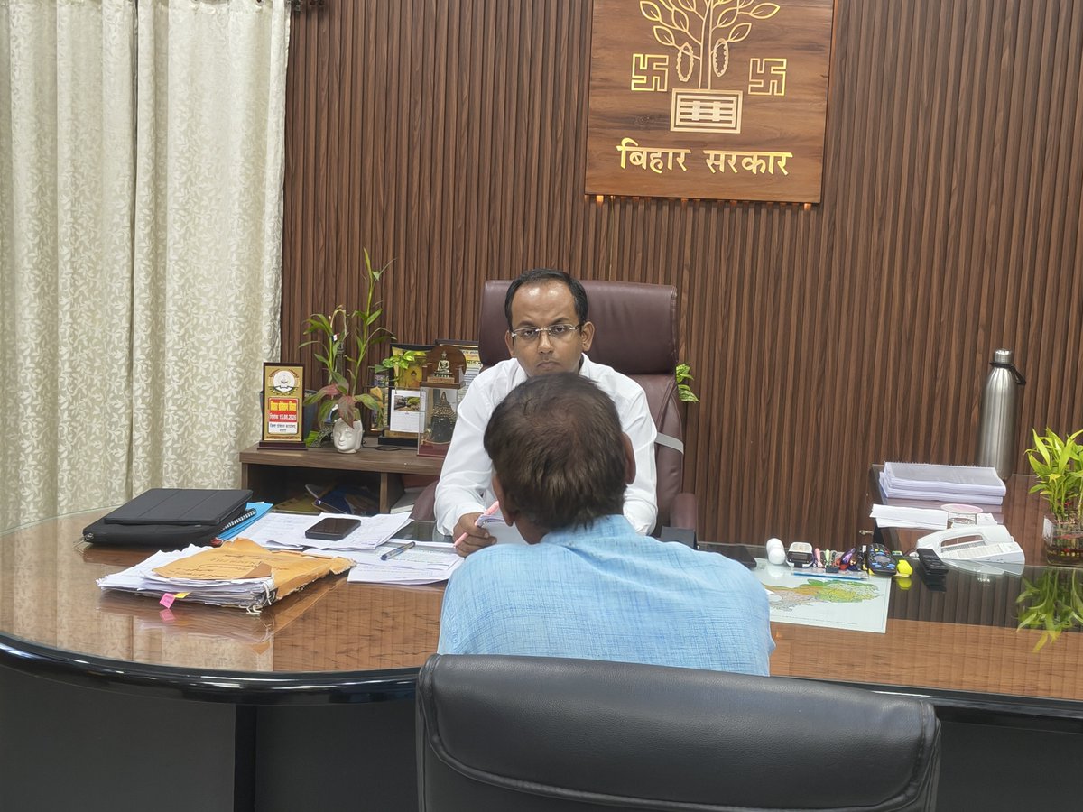 DMNawada's tweet photo. समाहरणालय, नवादा
(जन-सम्पर्क शाखा)
*प्रेस विज्ञप्ति*
संख्या :- 762
दिनांक :- 28.09.2026

*जनसुनवाई में प्राप्त परिवादों के त्वरित एवं नियमानुसार निष्पादन का निर्देश*

बिहार सरकार के सात निश्चय-3 के सातवें निश्चय “सबका सम्मान-जीवन आसान (Ease of Living)” का मुख्य उद्देश्य राज्य के सभी नागरिकों के दैनिक जीवन में आने वाली कठिनाइयों को कम कर उनके जीवन को अधिक सरल, सहज एवं सम्मानजनक बनाना है। इस निश्चय के अंतर्गत आमजनों को सरकारी कार्यालयों से संबंधित कार्यों के निष्पादन में किसी प्रकार की असुविधा का सामना न करना पड़े, इसके लिए प्रत्येक सप्ताह सोमवार एवं शुक्रवार को जिले के सभी सरकारी कार्यालयों में जनसुनवाई की व्यवस्था लागू की गई है।

इसी क्रम में आज दिनांक 28 सितंबर 2026 को जिला स्तर पर जिला पदाधिकारी, नवादा श्री रवि प्रकाश की अध्यक्षता में उनके कार्यालय प्रकोष्ठ में जनसुनवाई का आयोजन किया गया। जनसुनवाई के दौरान जिले के विभिन्न क्षेत्रों से आए आमजनों की समस्याओं एवं शिकायतों को गंभीरतापूर्वक सुना गया। इस दौरान कुल 21 परिवाद प्राप्त हुए।

जनसुनवाई में थाना नेमदारगंज, ग्राम फुलमा निवासी केदार प्रसाद सिंह द्वारा वंशावली बनवाने से संबंधित, थाना मुफस्सिल, ग्राम गोनी निवासी मीनू देवी द्वारा कांड संख्या 332/26 से संबंधित, थाना काशीचक, ग्राम बौरी निवासी परवेज आलम द्वारा भूमि विवाद तथा थाना वारिसलीगंज, ग्राम मसूदा निवासी शांति द्वारा भूमि विवाद से संबंधित आवेदन प्रस्तुत किया गया। इसके अतिरिक्त अन्य परिवादियों द्वारा भी विभिन्न प्रकार की शिकायतें एवं समस्याएं जिला पदाधिकारी के समक्ष रखी गईं।

जिला पदाधिकारी ने सभी परिवादियों की समस्याओं को गंभीरतापूर्वक सुनते हुए संबंधित पदाधिकारियों को प्राप्त आवेदनों की नियमानुसार जांच कर आवश्यक कार्रवाई करने का निर्देश दिया। कई मामलों का मौके पर ही निष्पादन किया गया, जबकि शेष मामलों को संबंधित विभागीय पदाधिकारियों को जांचोपरांत आवश्यक कार्रवाई हेतु अग्रसारित किया गया।

जिला पदाधिकारी ने संबंधित अधिकारियों को निर्देश दिया कि जनसुनवाई में प्राप्त सभी परिवादों का समयबद्ध, पारदर्शी एवं नियमानुसार निष्पादन सुनिश्चित करें तथा परिवादियों को उनके मामलों में की गई कार्रवाई से अवगत कराना सुनिश्चित करें।

इसी क्रम में अनुमंडल कार्यालय, नवादा में भी जनसुनवाई का आयोजन किया गया। इसमें आमजनों द्वारा अपनी विभिन्न समस्याओं एवं शिकायतों को अनुमंडल पदाधिकारी, नवादा सदर श्री अमित अनुराग के समक्ष प्रस्तुत किया गया। अनुमंडल पदाधिकारी ने परिवादियों की समस्याओं को गंभीरतापूर्वक सुनते हुए संबंधित पदाधिकारियों को नियमानुसार आवश्यक कार्रवाई करने तथा प्राप्त मामलों का समयबद्ध निष्पादन सुनिश्चित करने हेतु निर्देशित किया।
@IPRDBihar @ravidinkar #cmsamrat #SamratChaudhari