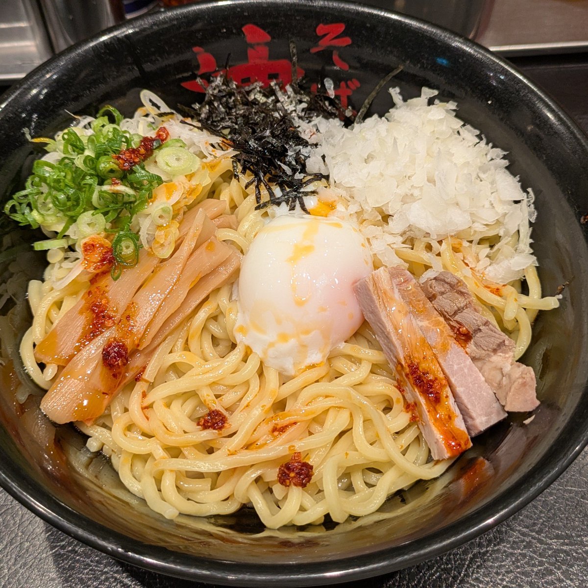 beroski's tweet photo. 東京油組総本店 油そば 浦和組
油そば 大盛+温泉卵

ガッツリ麺と向き合いたい時にいいかもしれません。最後にお酢を回しかけてサッパリと。 https://t.co/ED59uJct8g