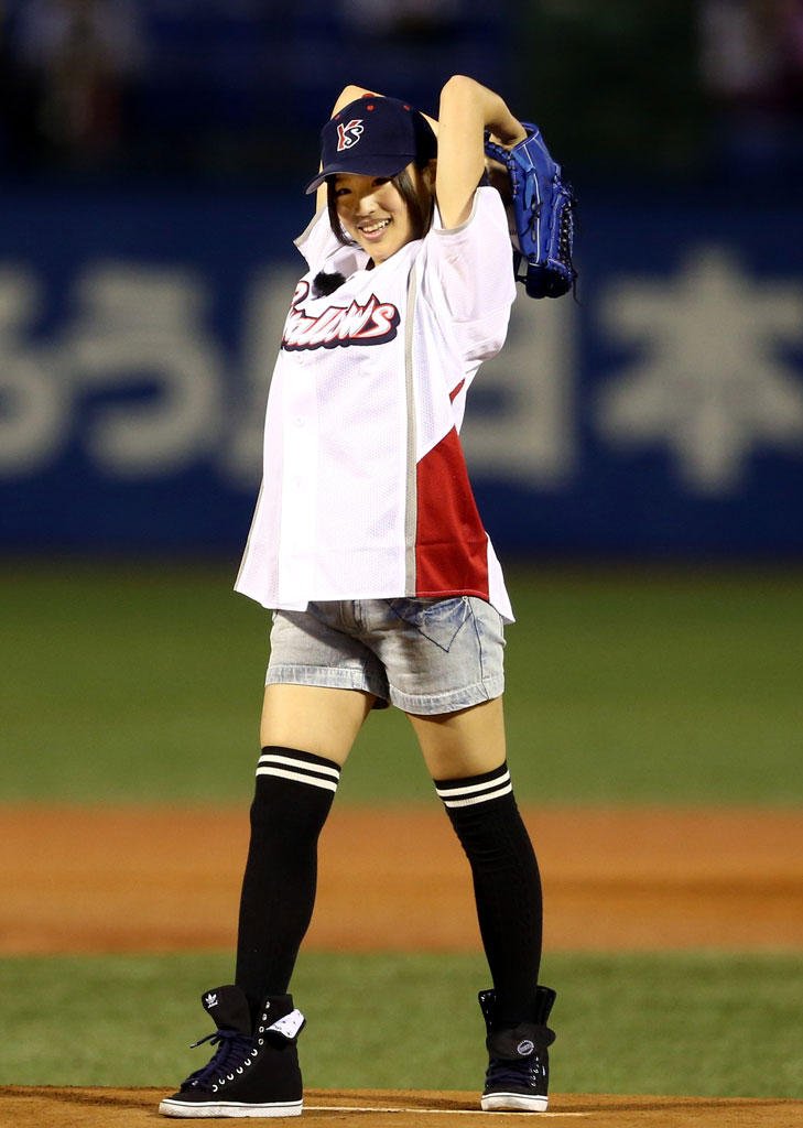HarugonFC's tweet photo. [OTD] 14 tahun yang lalu (28 September 2012), Haruka melakukan first pitch di upacara pembukaan Nippon Professional Baseball saat pertandingan Yakult Swallows vs Hanshin Tigers di Jingu Stadium, Tokyo ⚾️

#HarukaOnThisDay 
#HarukaNakagawa
#仲川遥香 https://t.co/HXKUTQ74h6