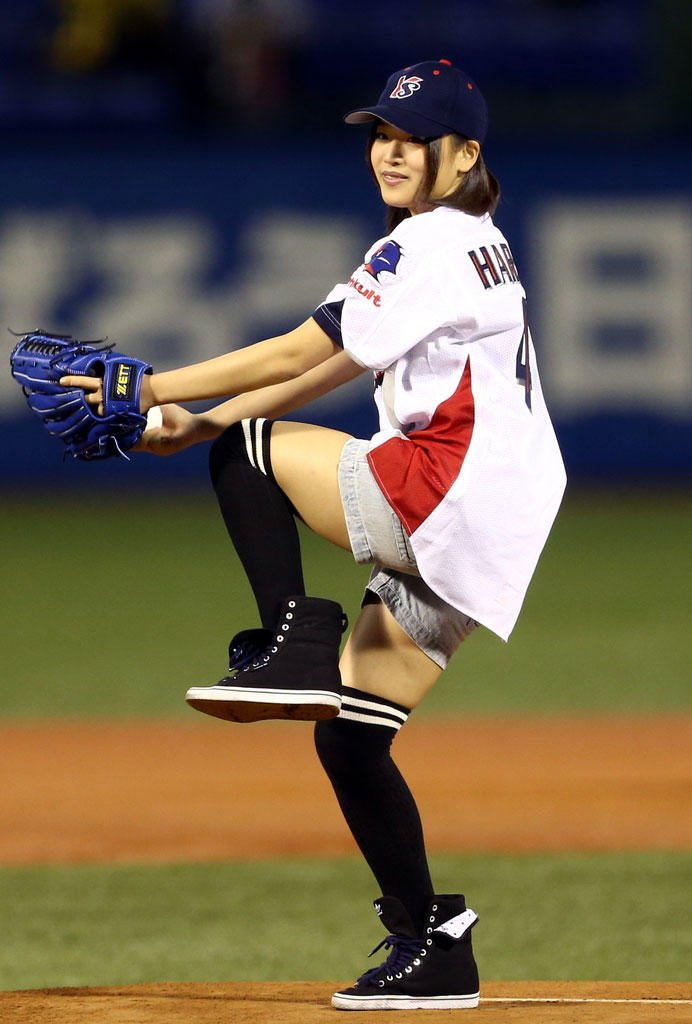 HarugonFC's tweet photo. [OTD] 14 tahun yang lalu (28 September 2012), Haruka melakukan first pitch di upacara pembukaan Nippon Professional Baseball saat pertandingan Yakult Swallows vs Hanshin Tigers di Jingu Stadium, Tokyo ⚾️

#HarukaOnThisDay 
#HarukaNakagawa
#仲川遥香 https://t.co/HXKUTQ74h6