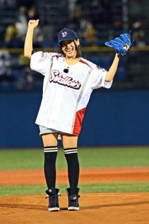 HarugonFC's tweet photo. [OTD] 14 tahun yang lalu (28 September 2012), Haruka melakukan first pitch di upacara pembukaan Nippon Professional Baseball saat pertandingan Yakult Swallows vs Hanshin Tigers di Jingu Stadium, Tokyo ⚾️

#HarukaOnThisDay 
#HarukaNakagawa
#仲川遥香 https://t.co/HXKUTQ74h6