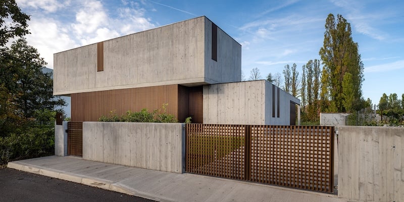 Architizer's tweet photo. #ProjectOfTheDay: Villa DLM by depaolidefranceschibaldan architects
Villa DLM turns a compact residential site into a private home organized around the garden. Its exposed concrete volumes frame the landscape, with deep overhangs and adjustable grilles controlling sunlight across the terraces.
📍Venice, Italy
Details: https://t.co/AM3N43j8KN
