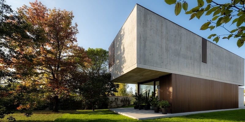 Architizer's tweet photo. #ProjectOfTheDay: Villa DLM by depaolidefranceschibaldan architects
Villa DLM turns a compact residential site into a private home organized around the garden. Its exposed concrete volumes frame the landscape, with deep overhangs and adjustable grilles controlling sunlight across the terraces.
📍Venice, Italy
Details: https://t.co/AM3N43j8KN
