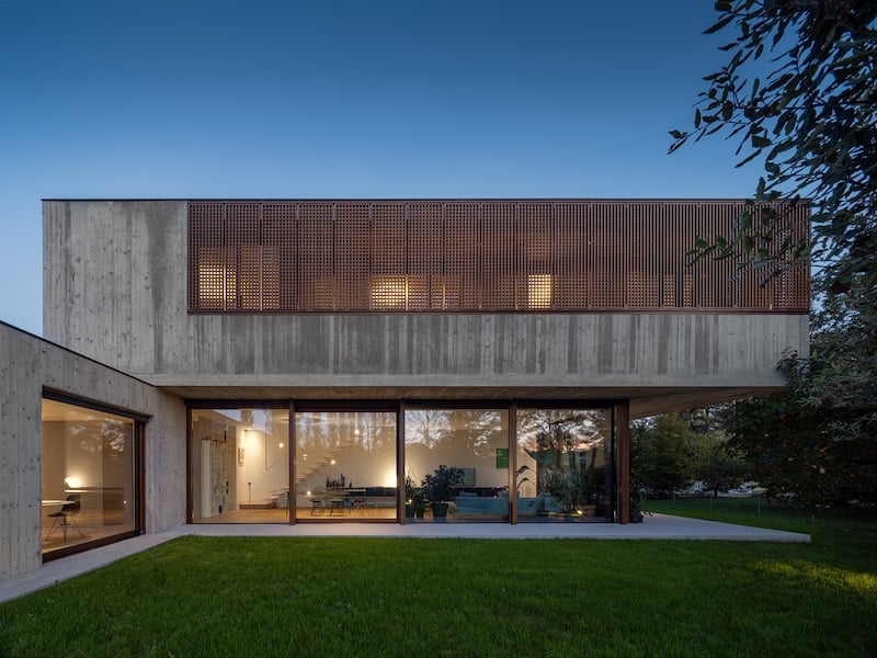 Architizer's tweet photo. #ProjectOfTheDay: Villa DLM by depaolidefranceschibaldan architects
Villa DLM turns a compact residential site into a private home organized around the garden. Its exposed concrete volumes frame the landscape, with deep overhangs and adjustable grilles controlling sunlight across the terraces.
📍Venice, Italy
Details: https://t.co/AM3N43j8KN