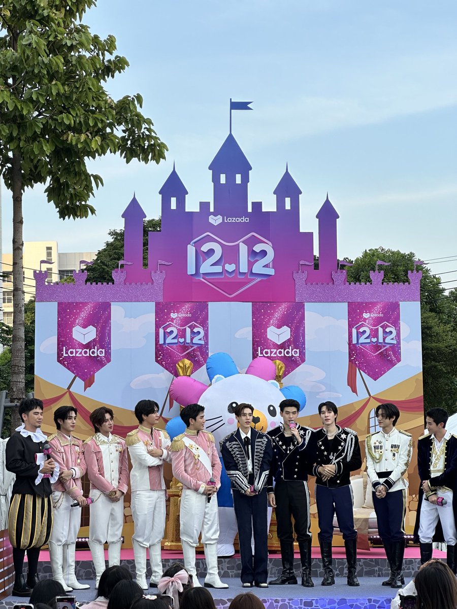 sorjorkai's tweet photo. รูปนี้ตั้งแต่ธันวาปี 2024 ถ้าถามว่าวันนั้นทำไมเด็ก ๆ ถึงฝากเนื้อฝากตัวกับพี่ฟคด้อมอื่นๆกันใหญ่  ก็ให้ภาพนี้เป็นคำตอบ 2จิ๋วของเราคู่เดียว จากบ้านส้มไปเป่ายิ้งฉุ้บเหมือนไปออกรบ555555 ท่ามกลางพี่น้องนสดเบอร์ใหญ่ ๆ เรียกว่าเปนที่รู้จักของมหาชนกันก็ว่าได้ นึกแล้วยังตื่นเต้นแทนตฟวไม่หาย ติดฝนในงานก็มีนะคะ ไม่น้อยเลย แต่ความถ่อมเนื้อถ่อมตัวของเด็ก ๆ อ่ะ ตัดมาตอนนี้เติบโตเป็นที่รู้จักกันมากขึ้นกันหมดเลย เติบโตมาอย่างดี ที่ฝากเนื้อฝากตัวไปวันนั้น เราว่าตอนนี้น่าจะมีพี่ ๆ โดนตกมาเป็นติดฝนกันบ้างแน่ๆเลย 🥹🫶🏻

#TLE_mtm #FirstOne