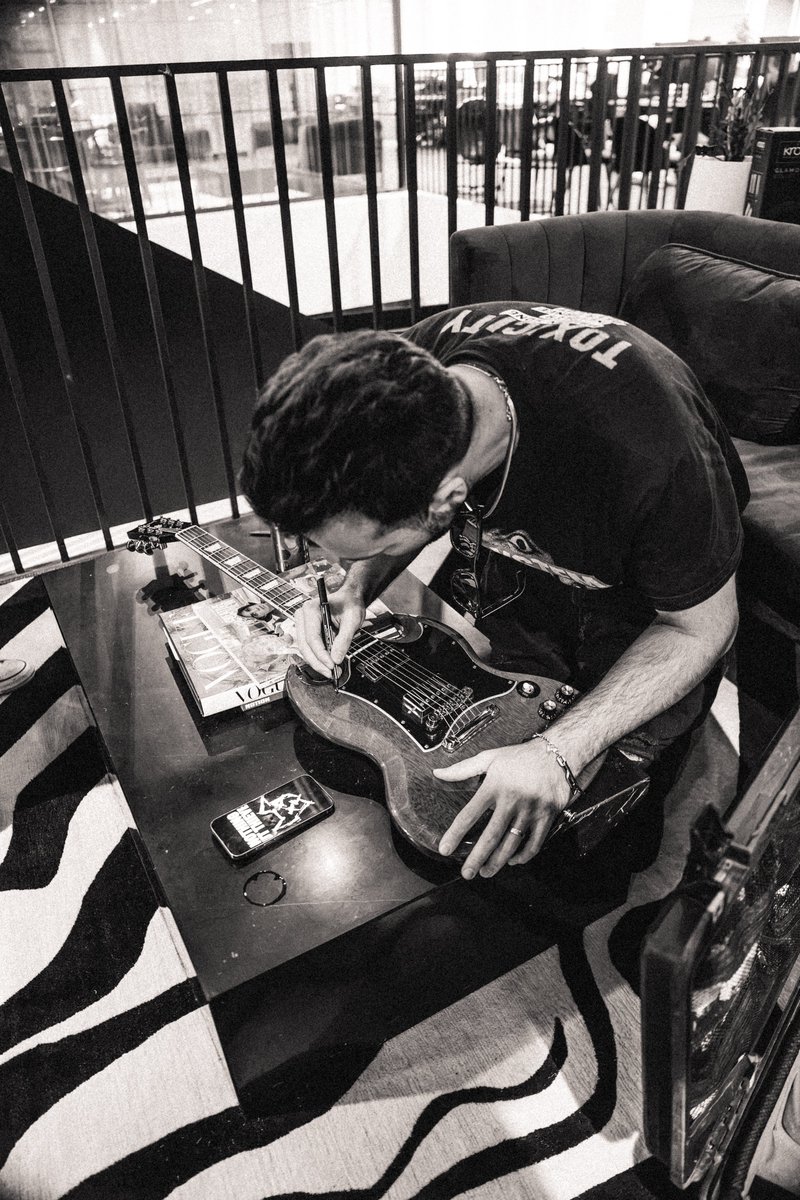 NBThieves's tweet photo. :: Three prizes including a Gibson guitar etched by Dom to be had, order Stray Dogs from the official store before midnight on September 30th to enter
https://t.co/VWiHewn6YE :: https://t.co/UIahXjPWmC