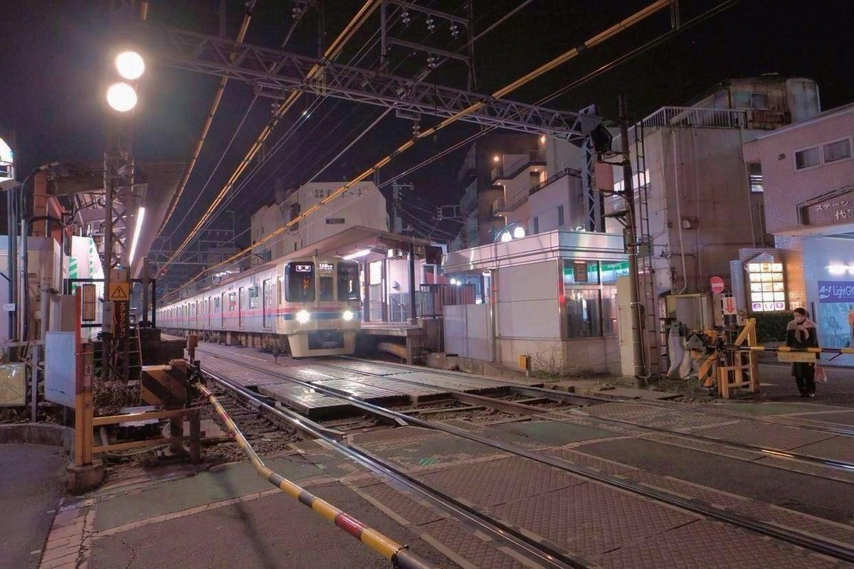 hfaaep's tweet photo. 2026年09月28日 20時24分 
京王線 代田橋駅 〜明大前駅 で人身事故

この事故の影響で
一部で遅延が生じている

列車到着と同時に男性が
線路に立ち入り列車と接触した

事故直後の様子↓
https://t.co/3OD7MEZCTB
男性が飛び込んだのを目の当たりにし
泣きながら嘔吐する女性の姿 https://t.co/EkIDDydHom