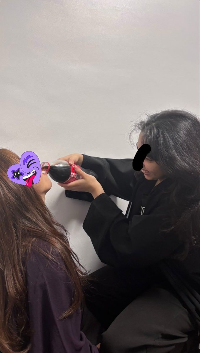 llumslu_'s tweet photo. مدلعيني حتى الكولا يشربوني اياها 🙈 https://t.co/K4BoaQ6kpE
