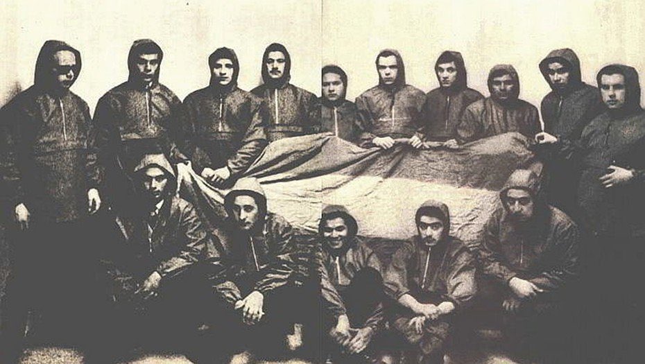 JorgeTaiana's tweet photo. 𝟼𝟶 𝙰𝙽̃𝙾𝚂 𝙳𝙴𝙻 𝙾𝙿𝙴𝚁𝙰𝚃𝙸𝚅𝙾 𝙲𝙾́𝙽𝙳𝙾𝚁

El 28 de septiembre de 1966, bajo la dictadura de Onganía, un grupo de compañeros peronistas, liderado por Dardo Cabo, llevó adelante el denominado “Operativo Cóndor” con el fin de reivindicar la soberanía nacional sobre las islas Malvinas. Hoy recordamos los 60 años de aquel acto heroico. 🇦🇷✌️