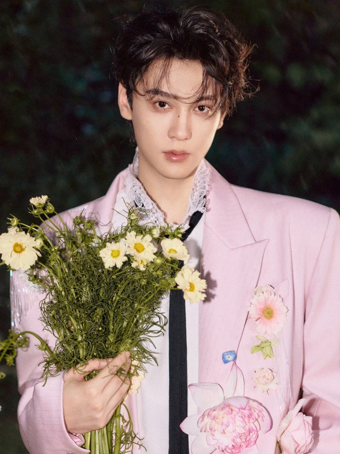 The4visuals's tweet photo. Flowers bloom in abundance, their fragrance lingering upon the flowing sleeves. A gentle drizzle brings a touch of freshness, while the lingering charm stretches endlessly. 💐

#TIANXUNING https://t.co/4pgvTetjvy