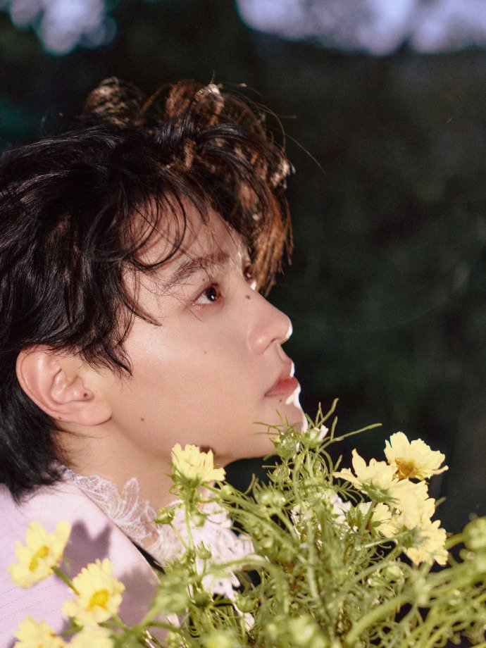 The4visuals's tweet photo. Flowers bloom in abundance, their fragrance lingering upon the flowing sleeves. A gentle drizzle brings a touch of freshness, while the lingering charm stretches endlessly. 💐

#TIANXUNING https://t.co/4pgvTetjvy