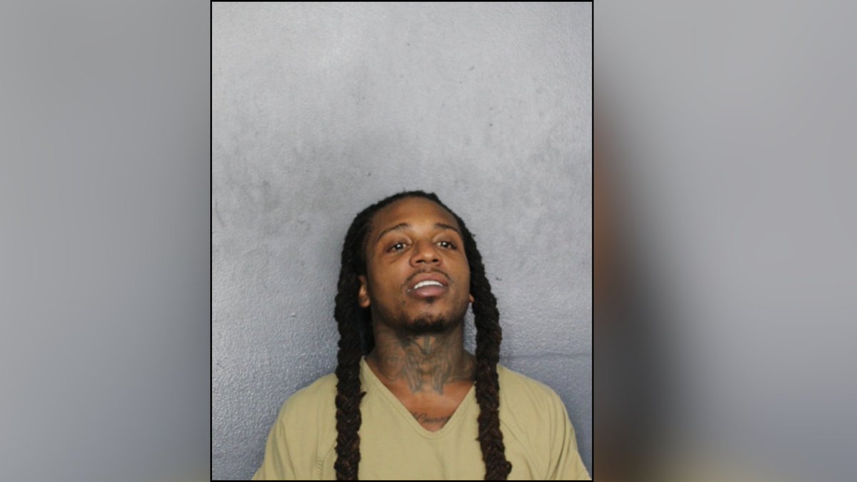 ArrestsSfl's tweet photo. 🚨 RnB STAR'S WEEKEND ENDS IN CUFFS. 🎤
Jacquees (31), real name Rodriquez Broadnax, was arrested in Hollywood, FL Sunday night — DUI, resisting, battery on an officer.
He's in Broward's Main Jail on $0 bond. Bond court today.
Presumed innocent. #Jacquees #Broward https://t.co/SPBE9BeMs3