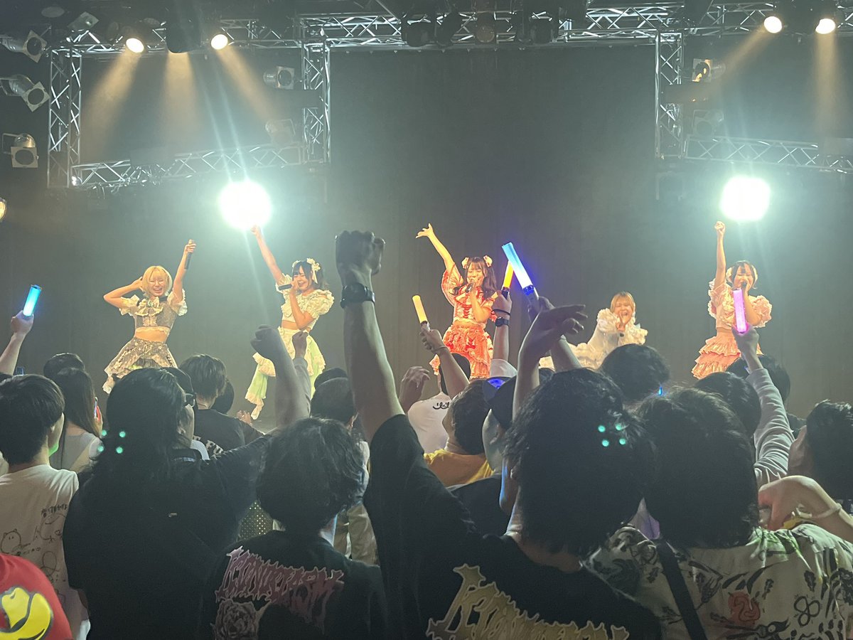YochitomoC's tweet photo. 「Lって何のLなのか？」

今もまだ考えていますが
メンバーが7人7色であり
ライブのたびに色々な変化があり
笑顔で沸けるライブが楽しい🥰

Love(愛)、lucky(幸運)、
Liberty（自由)、Legend（伝説）、Luminous（輝く）etc...

これからも
輝くメンバーから
目が離せません(Ｕ 'ᴗ'  )⊃🌈✨ https://t.co/n3ptAmrETv