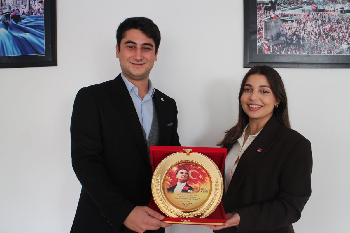 genclikbirligi's tweet photo. Cumhuriyet Halk Partisi (CHP) Gençlik Kolları Genel Başkanı Av. Berfin Karan (@avberfinkaran) ve Cumhuriyet Halk Partisi (CHP) Gençlik Kolları Genel Sekreteri Diyar Kesebir, (@kesebirdyar) bizleri Genel Merkezimizde ziyaret ettiler.

Kendilerine 20. yılımıza özel hazırladığımız hediyelerimizi takdim ettik. Nazik ziyaretleri, güzel sohbetleri ve hediyeleri için teşekkür ederiz. 

Tam Bağımsız Türkiye ve Türk gençliğinin ortak geleceği için mücadelede biriz, beraberiz.