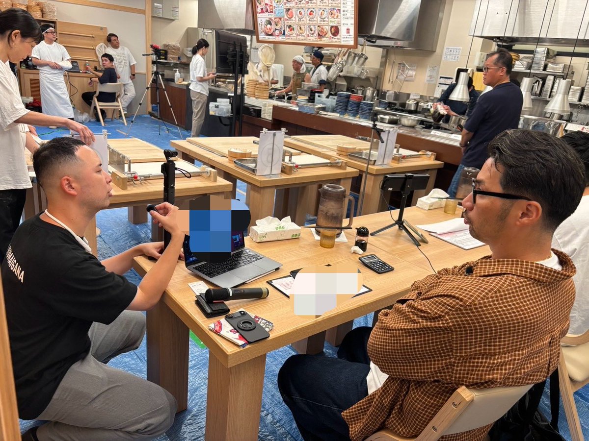 shimayanramen's tweet photo. 丸亀製麺が2025年に創設した「SANU-1 GRAND PRIX」の審査員として、うどんをガチ審査してきました！

いや、うどん舐めてたわw
めちゃくちゃ深いやん！

基本は小麦、水、塩。
こんなシンプルな材料やのに、打つ人が変わったら食感も香りも喉越しも全然違う。

硬い、もちもち、コシが強い、伸びる、香りが立つ。参加者みんなちゃんと違って、めちゃくちゃおもろかった！

ラーメンとはまた全然違う沼を見つけてしまったw

こんな貴重な経験をありがとうございます！

そして決勝も審査員として参加します！
舞台はうどん県・香川県丸亀市。

決勝もガチで食って、ガチで審査して、かましてきます！