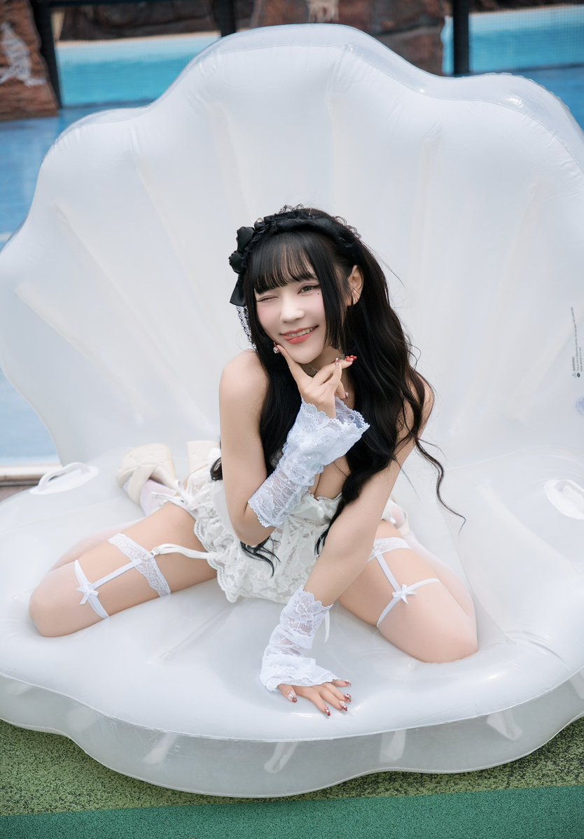 emiri_baby_in's tweet photo. 💖明日は #近代麻雀水着祭2026 
　　　　　　　in 東京サマーランド💖

📸えみり情報📸
Dグループ
1部11:05〜12:15 野外2▶︎野外8▶︎チェキ
2部 13:45〜14:55 野外6▶︎室内11▶︎チェキ
3部16:25〜17:35 野外3▶︎室内9▶︎チェキ
(3パターンかなり七変化します👙)

撮影きてくれた方に、えみり名刺お配りします👶🏻🎀
(チェキ撮影きてくれた人にはデザイン別もプレゼント💝)

❤︎女性入場無料👧🏻💖(ｱﾂﾏﾚー!!)
❤︎スマホ撮影⭕️

2度目のキンマー！♡
奇跡のショットたくさん生み出しにきて欲しいです📸❤️‍🔥
爪痕残すぞ~！

撮ってくれた方はぜひお話ししたいので
記念のチェキ取りに来てくれたら
うれしいです♡

たのしもうね👶🏻💖
気をつけてきてね🏃🏻‍♂️💨