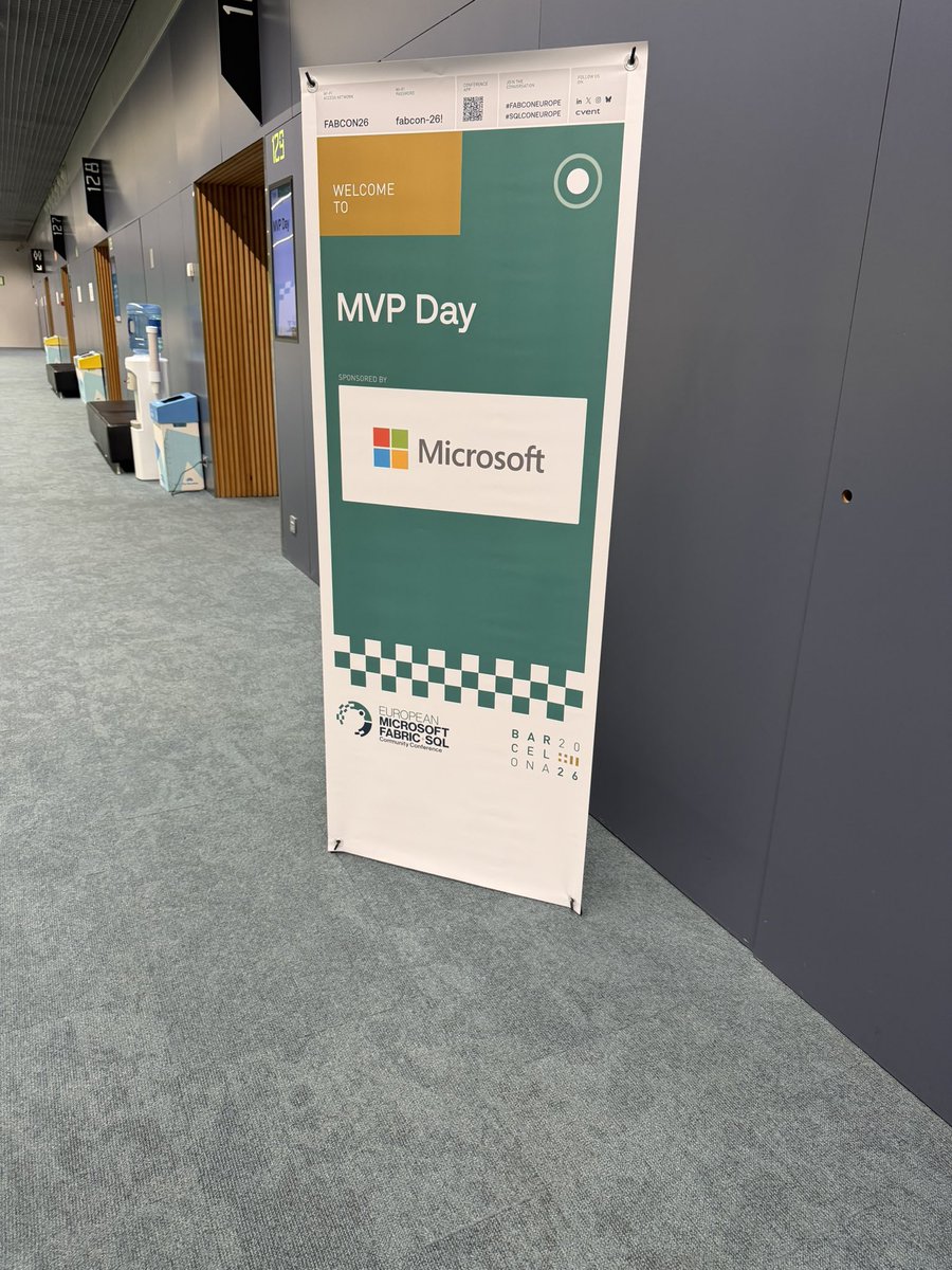 Mariano_Kovo's tweet photo. Día 1 en Barcelona 🇪🇸 MVPs de todo el mundo en la misma sala. Mañana keynote y a las 16:00 Charlemos de SQL Server en el Community Zone de #SQLConEurope. ¡Te espero! https://t.co/u3DqlQMJuu