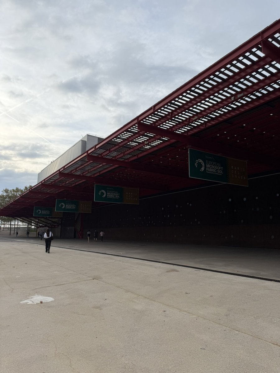 Mariano_Kovo's tweet photo. Día 1 en Barcelona 🇪🇸 MVPs de todo el mundo en la misma sala. Mañana keynote y a las 16:00 Charlemos de SQL Server en el Community Zone de #SQLConEurope. ¡Te espero! https://t.co/u3DqlQMJuu